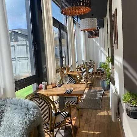 Des Pins Hotel