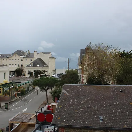 Des Pins Hotel