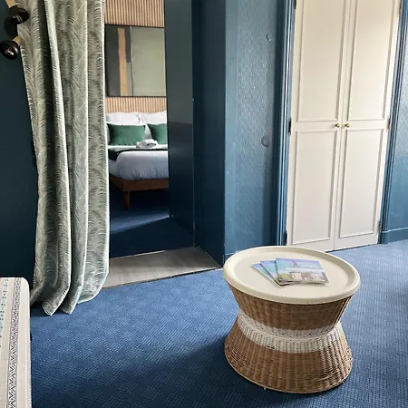 Des Pins Hotel
