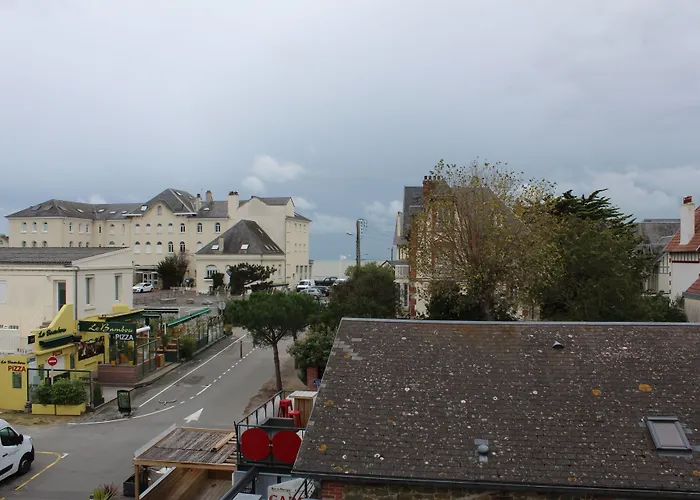 Des Pins 瑞卢维尔莱潘